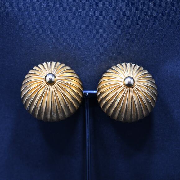 Vintage 1950s Vendome Gold Plated Dome Clip Earrings, Lightweight - Picture 5 of 10